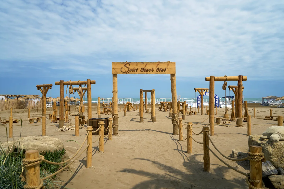 Деревянная арка Sport Beach Club и тренажёры на песке — соседи точки проката